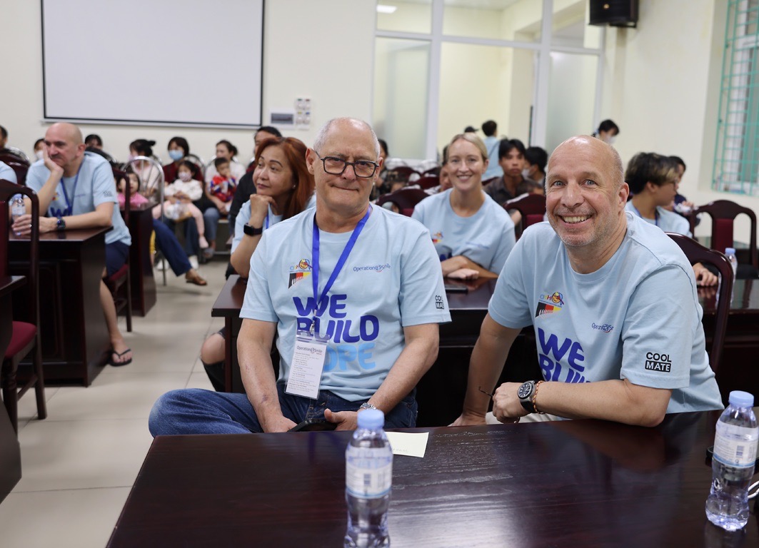 Tristan de Chalain - Operation Restore Hope on site at the hospital in Hanoi