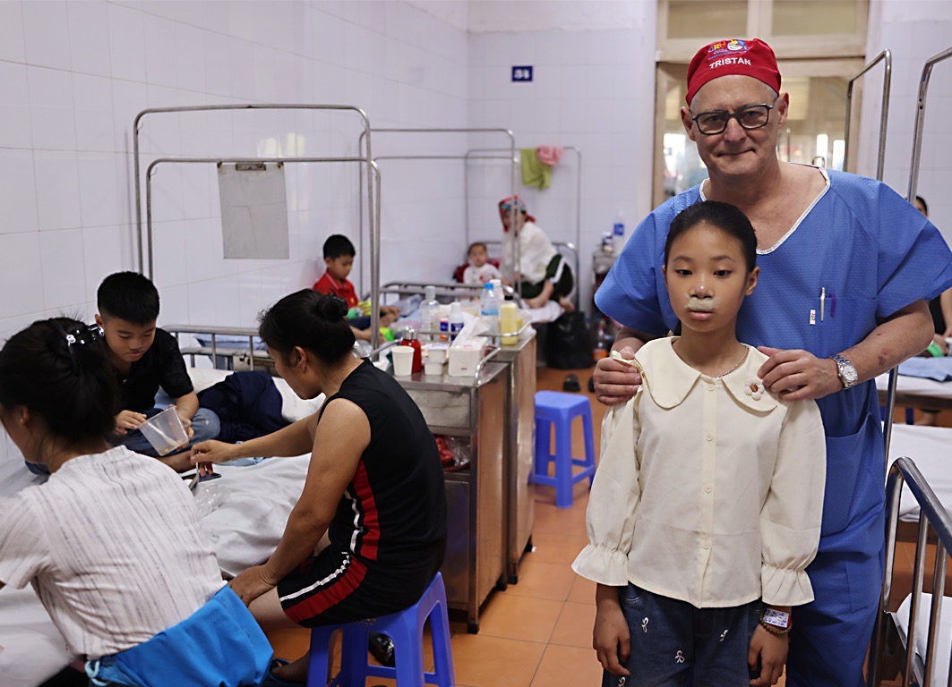 Tristan de Chalain - Operation Restore Hope on site at the hospital in Hanoi
